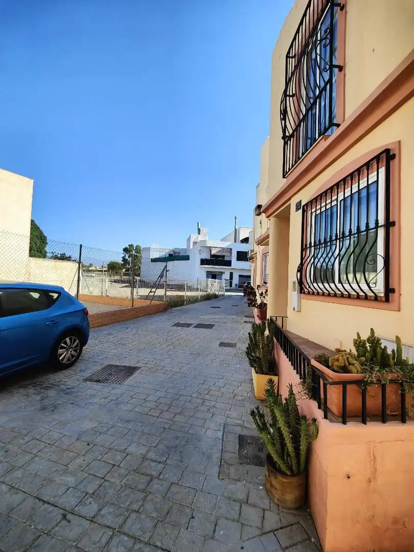 Dúplex en venta en Vereda de las Sirenas, 22, Retamar Vista exterior de Dúplex en venta en Almería con Terraza