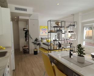 Sala d'estar de Apartament en venda en  Madrid Capital