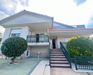 Vista exterior de Casa o xalet en venda en Redondela amb Terrassa, Piscina i Balcó