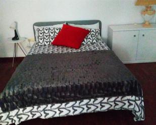 Bedroom of Apartment to share in Terrassa  with Air Conditioner