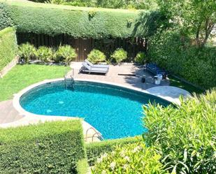 Piscina de Casa adosada en venda en Majadahonda amb Aire condicionat, Terrassa i Piscina