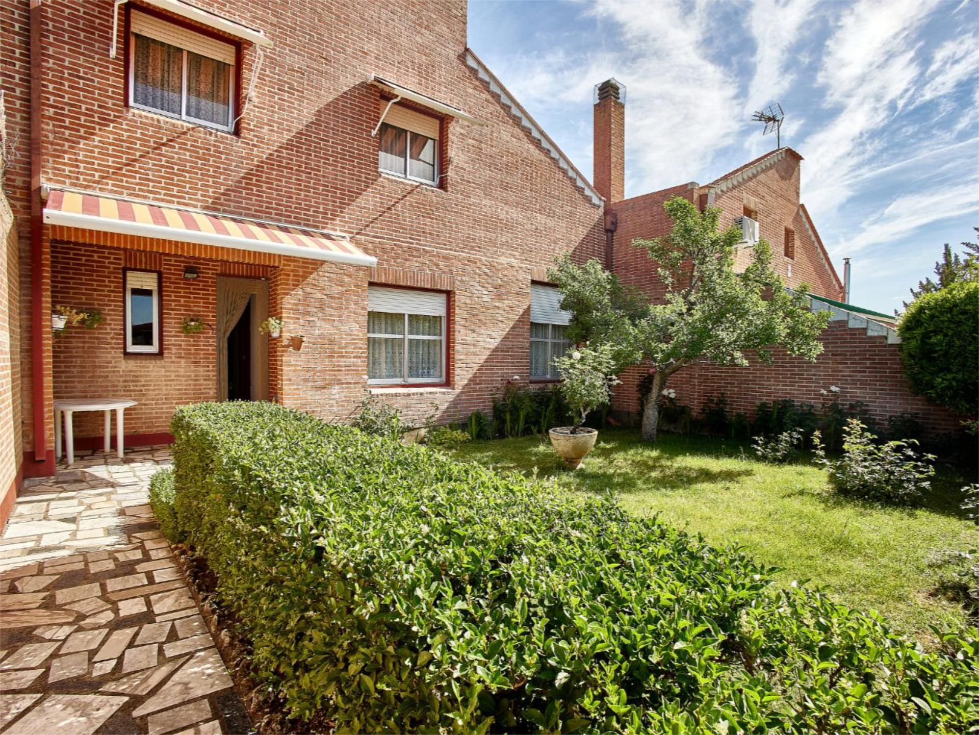 Exterior view of Single-family semi-detached for sale in Sardón de Duero  with Private garden and Furnished