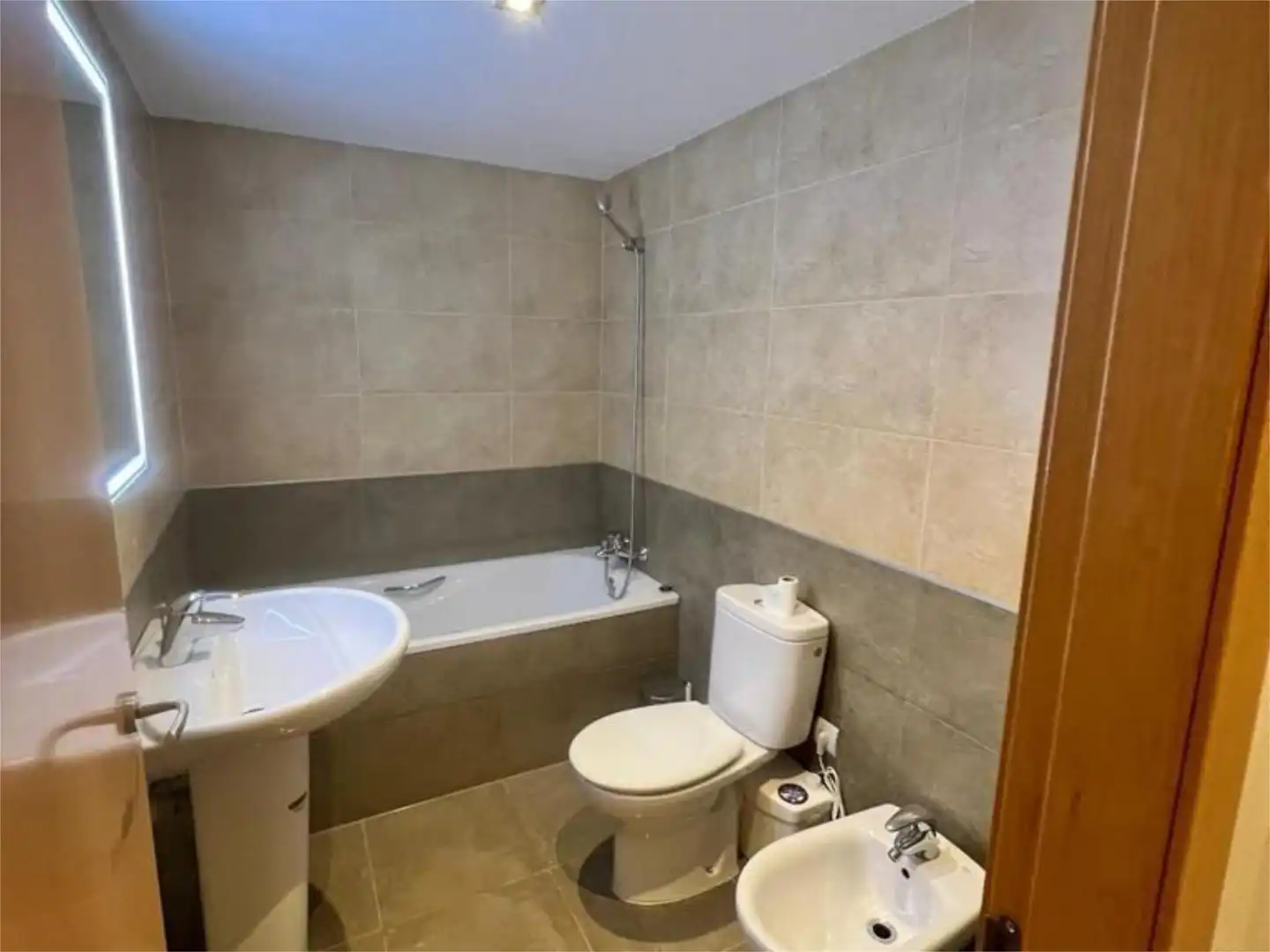 Badezimmer von Maisonette zur Miete in Alella mit Klimaanlage, Heizung und Parkett