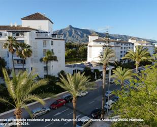 Vista exterior de Pis en venda en Marbella amb Aire condicionat, Terrassa i Piscina