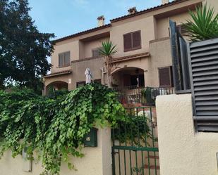 Außenansicht von Einfamilien-Reihenhaus miete in La Riera de Gaià mit Klimaanlage, Terrasse und Balkon