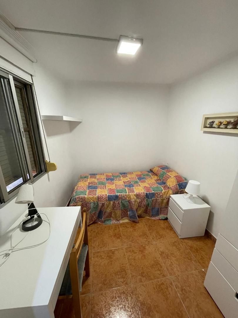 Bedroom of Flat to share in  Sevilla Capital  with Air Conditioner, Parquet flooring and Furnished
