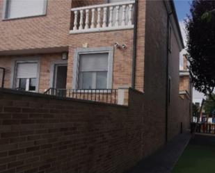 Vista exterior de Casa o xalet en venda en Villares de la Reina amb Calefacció, Parquet i Balcó