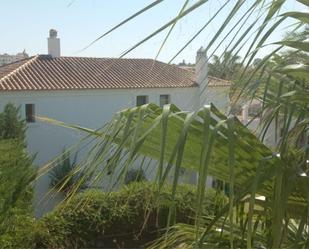 Vista exterior de Casa o xalet en venda en Estepona amb Aire condicionat, Terrassa i Piscina