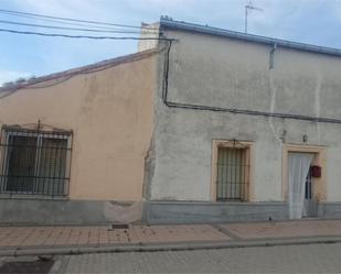 Vista exterior de Casa adosada en venda en Abades amb Jardí privat