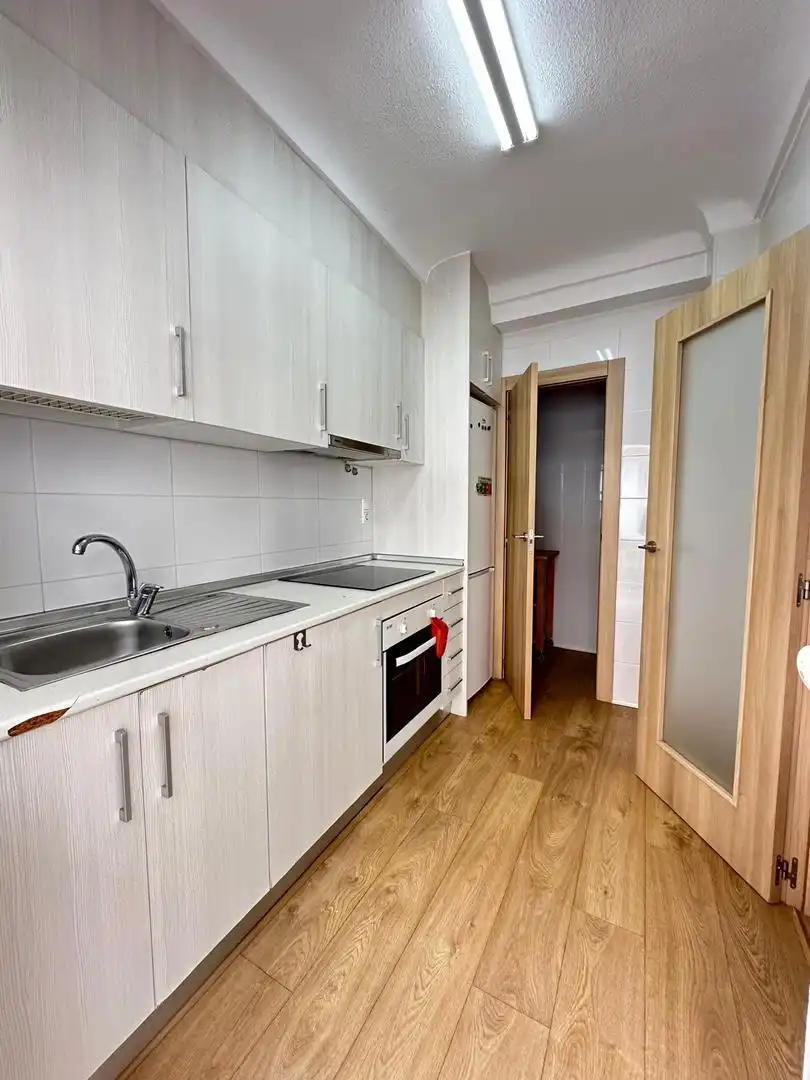 Cuina de Pis de lloguer en Torrevieja amb Aire condicionat, Calefacció i Parquet