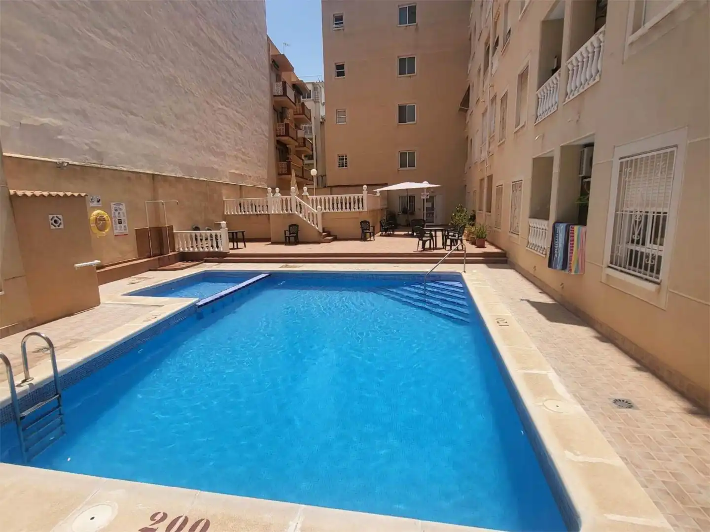 Piscina de Apartament de lloguer en Torrevieja amb Aire condicionat, Parquet i Terrassa