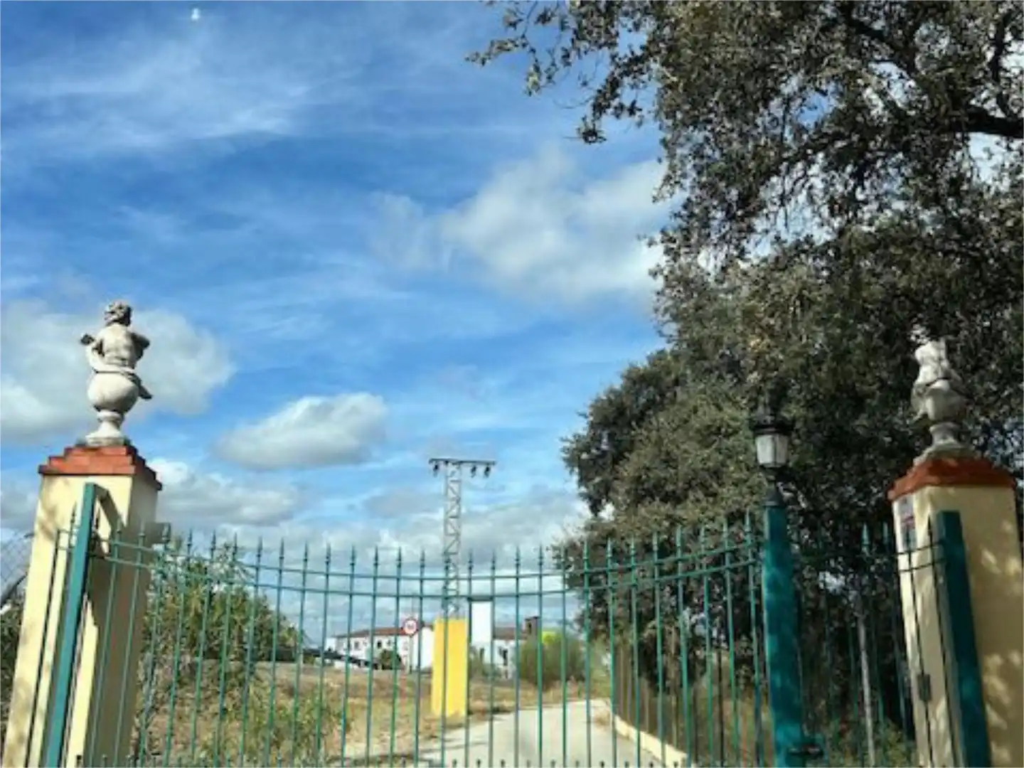 Finca rústica en venta en Calle Venta de Abajo, 3, El Castillo de las Guardas Vista exterior de Finca rústica en venta en El Castillo de las Guardas con Aire acondicionado, Calefacción y Jardín privado