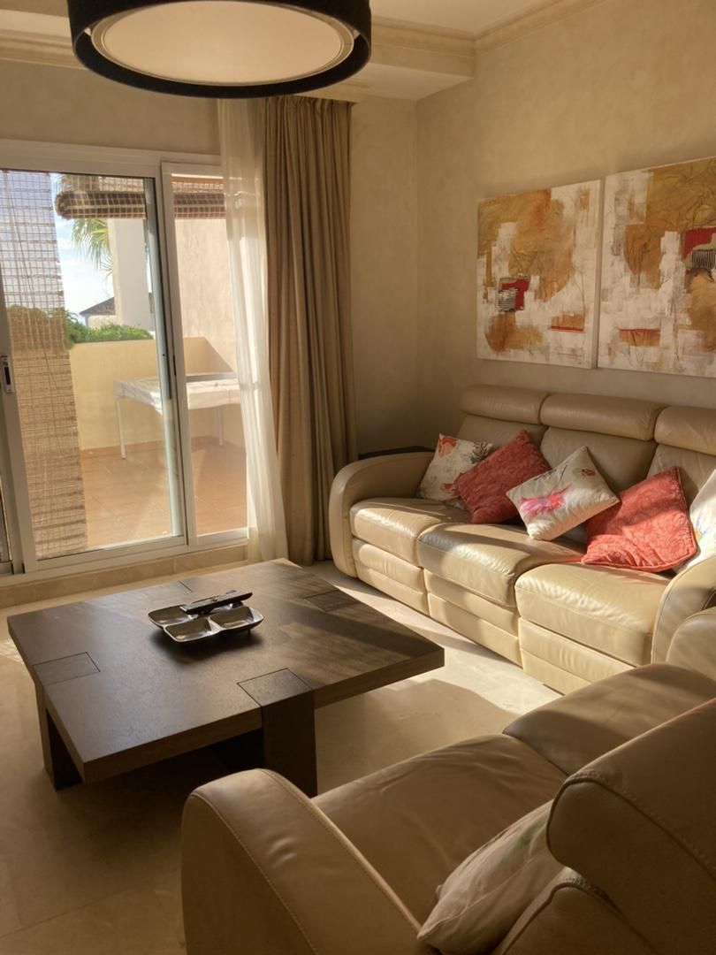 Sala d'estar de Dúplex en venda en Marbella amb Aire condicionat, Terrassa i Piscina