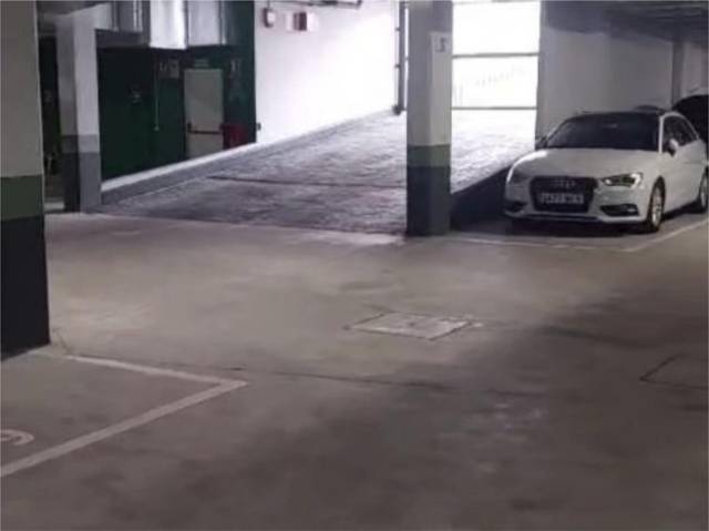 Garaje en Alquiler en Calle Lili Alvarez, 2 en Martín Carpena - Torre del Río