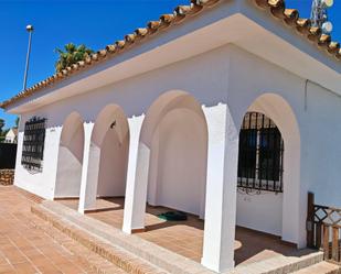 Vista exterior de Casa o xalet en venda en Palma del Río amb Aire condicionat i Piscina