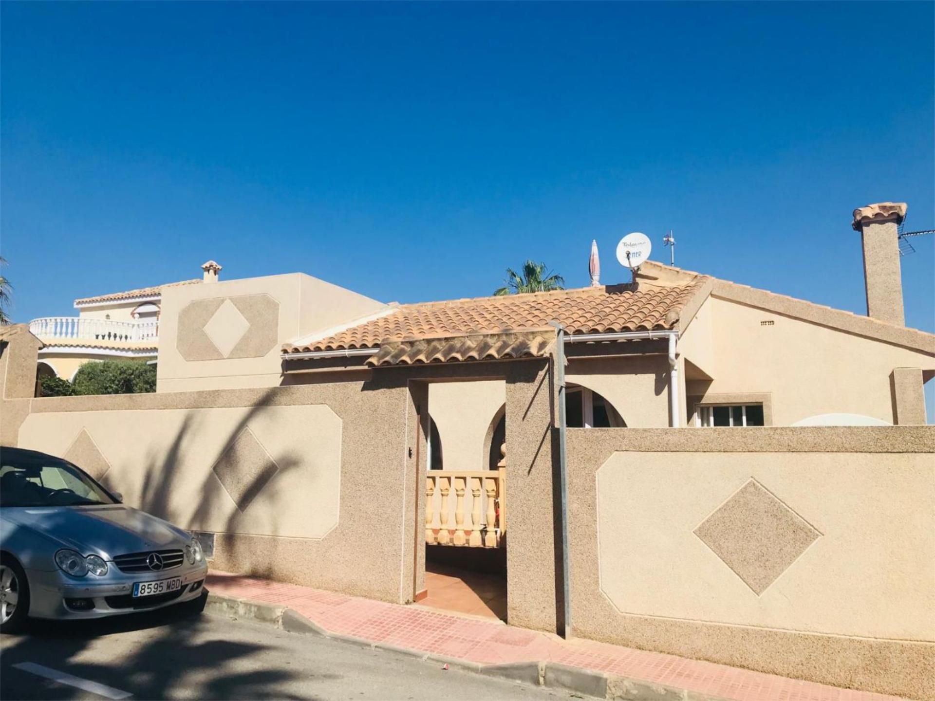 Vista exterior de Casa o xalet de lloguer en Santa Pola amb Aire condicionat, Calefacció i Jardí privat