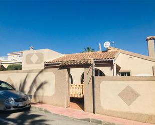 Vista exterior de Casa o xalet de lloguer en Santa Pola amb Aire condicionat, Terrassa i Piscina