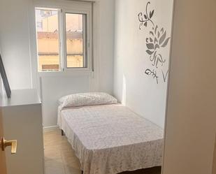 Bedroom of Flat to share in Reus  with Air Conditioner and Balcony