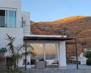 Vista exterior de Casa o xalet de lloguer en Almuñécar amb Terrassa i Piscina