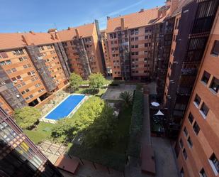 Vista exterior de Àtic en venda en  Madrid Capital amb Aire condicionat, Terrassa i Balcó