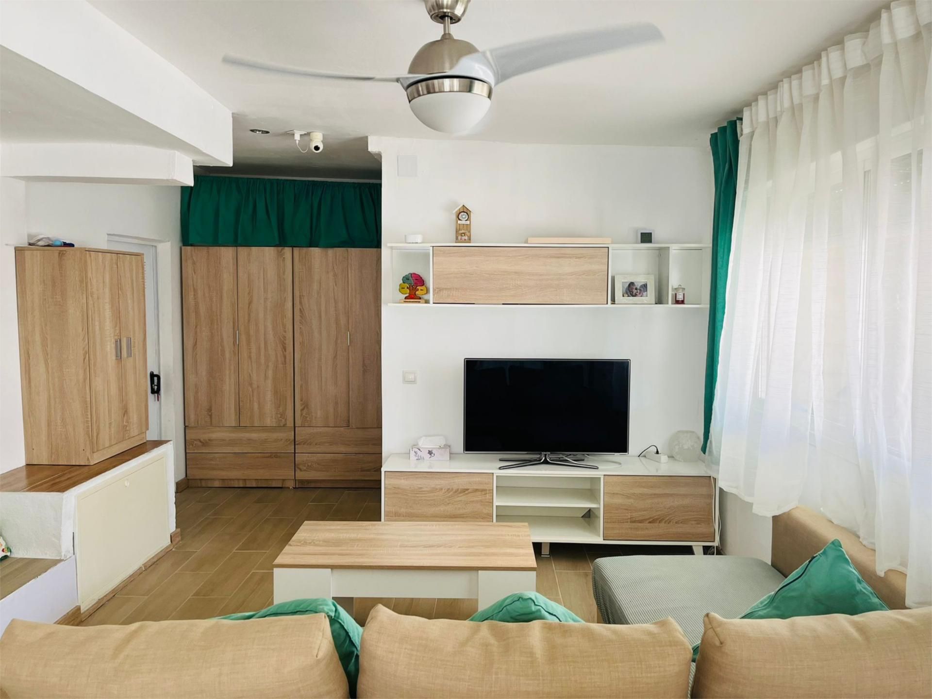 Wohnzimmer von Wohnung zum verkauf in Pastriz mit Heizung, Privatgarten und Terrasse