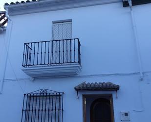 Vista exterior de Casa adosada en venda en Cortes de la Frontera amb Terrassa, Traster i Balcó