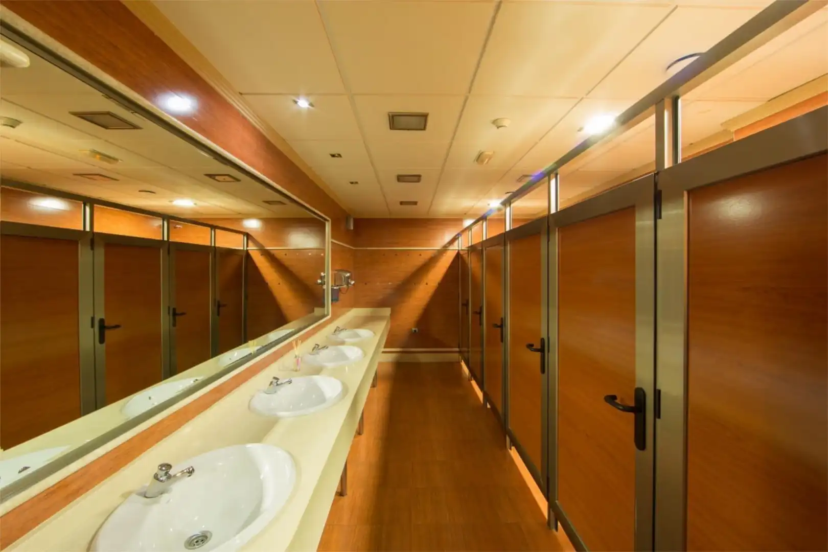 Nave industrial en venta en Avenida España, 83, Huétor Tájar Baño de Nave industrial en venta en Huétor Tájar con Aire acondicionado, Calefacción y Amueblado