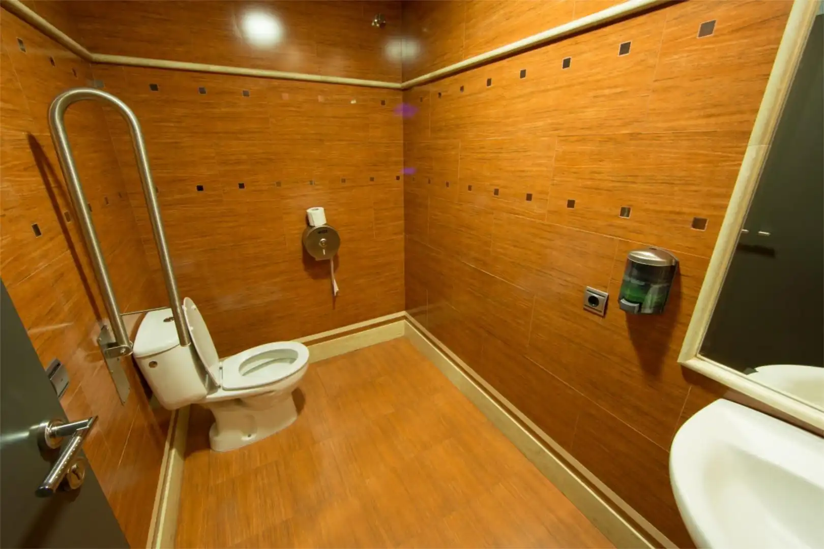 Nave industrial en venta en Avenida España, 83, Huétor Tájar Baño de Nave industrial en venta en Huétor Tájar con Aire acondicionado, Calefacción y Amueblado