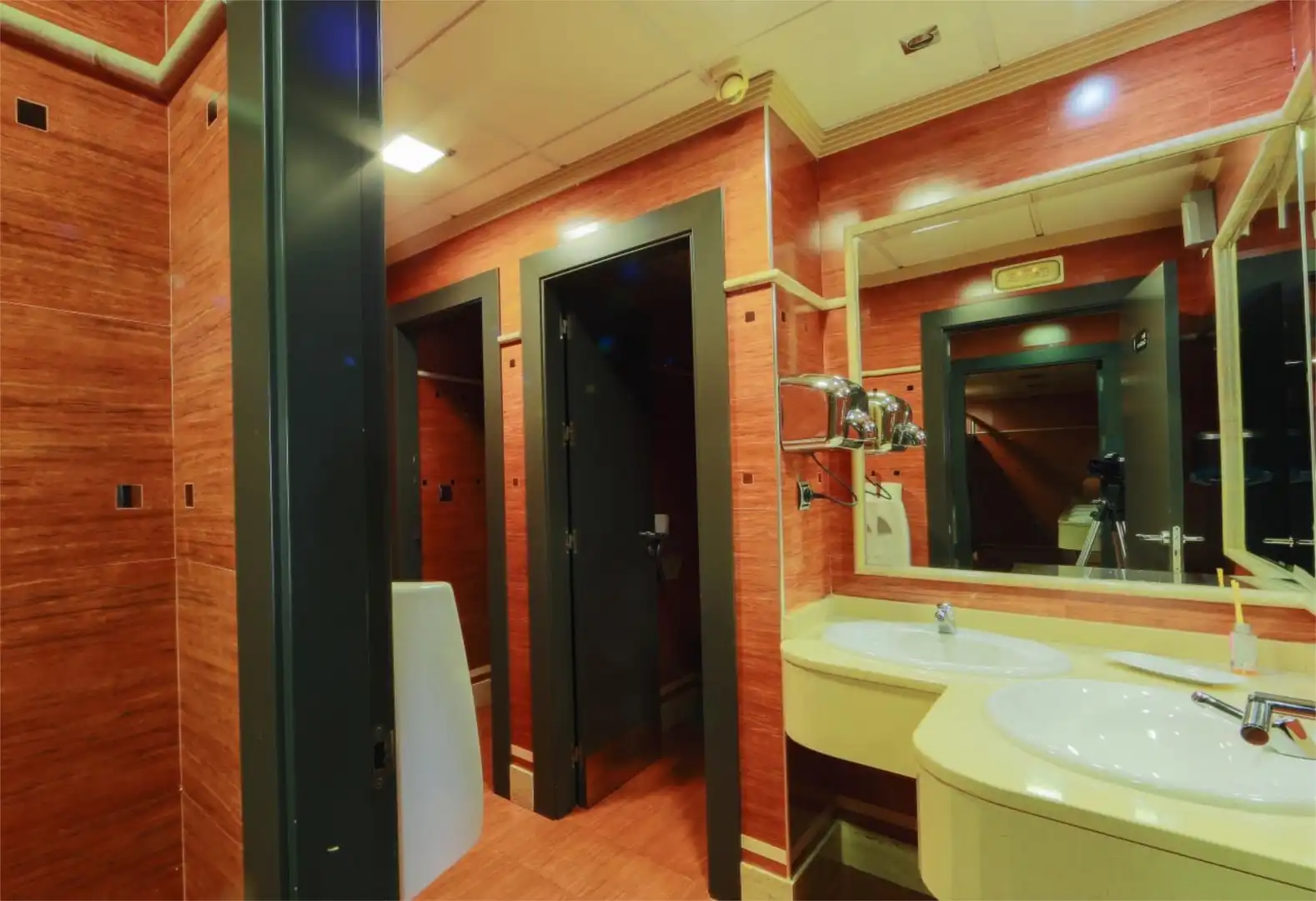 Nave industrial en venta en Avenida España, 83, Huétor Tájar Baño de Nave industrial en venta en Huétor Tájar con Aire acondicionado, Calefacción y Amueblado