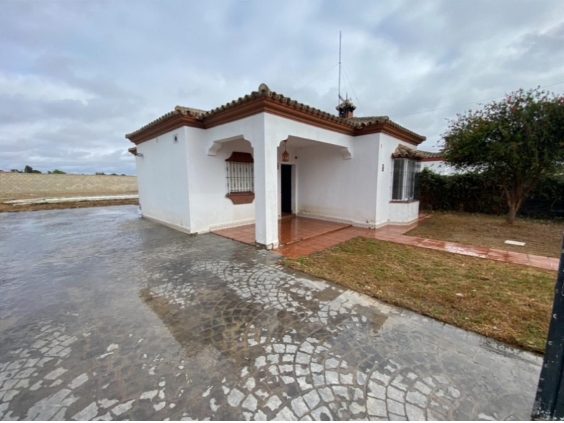 Vista exterior de Casa o xalet en venda en Chiclana de la Frontera amb Piscina
