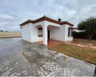 Vista exterior de Casa o xalet en venda en Chiclana de la Frontera amb Piscina