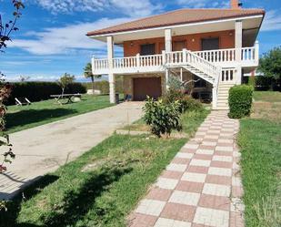 Außenansicht von Haus oder Chalet zum verkauf in El Burgo Ranero  mit Terrasse und Balkon