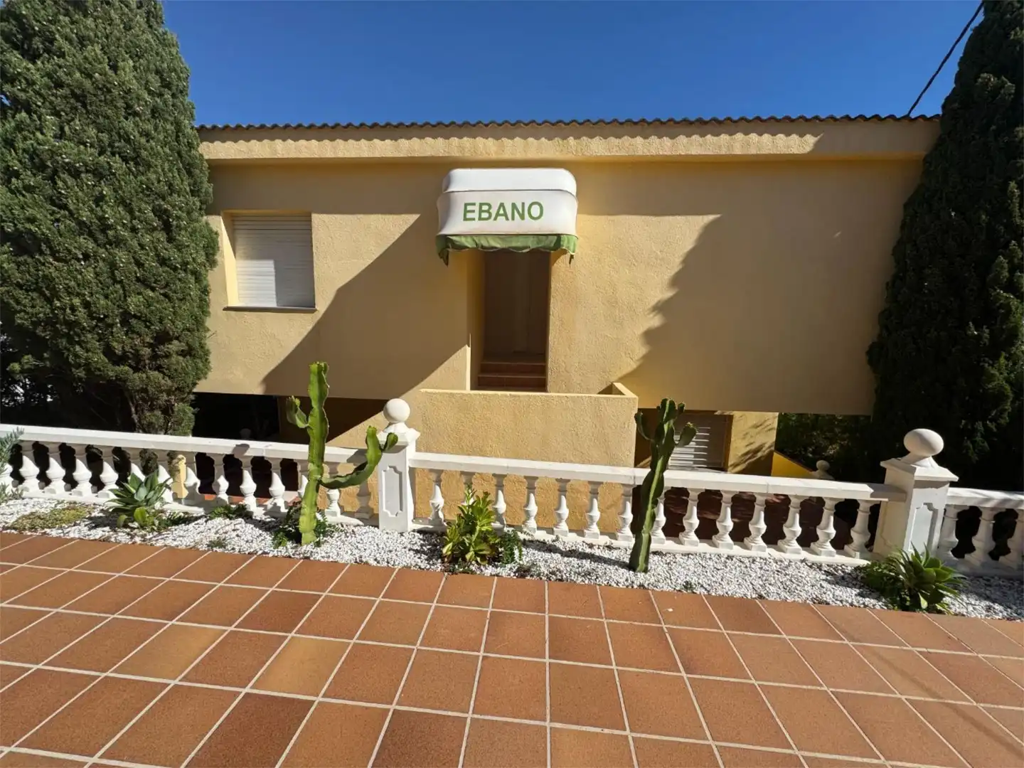 Local en venda a Avenida Dinamarca, 34, Las Atalayas - Urmi - Cerro de Mar Vista exterior de Local en venda en Peñíscola / Peníscola amb Aire condicionat