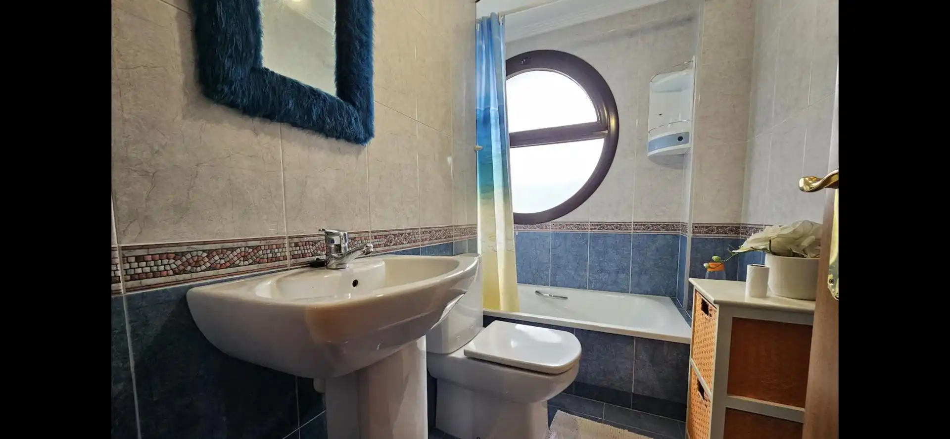 Room in Calle Alfaraz, 34, El Carbayedo - El Quirinal Bathroom of Ground floor for share in Avilés with Heating, Parquet flooring and Terrace
