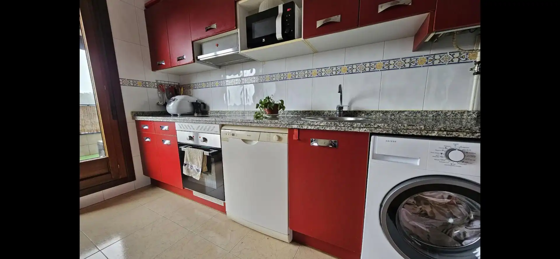 Room in Calle Alfaraz, 34, El Carbayedo - El Quirinal Kitchen of Ground floor for share in Avilés with Heating, Parquet flooring and Terrace