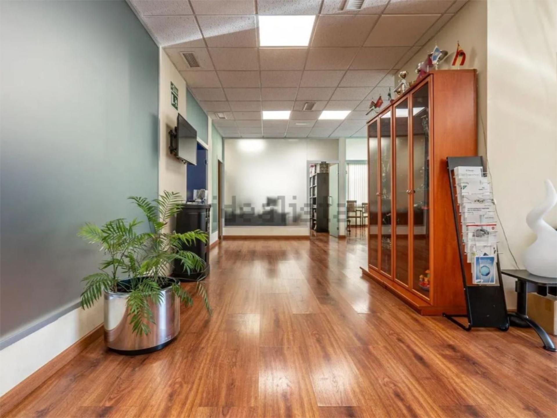 Premises for sale in  Granada Capital  with Air Conditioner