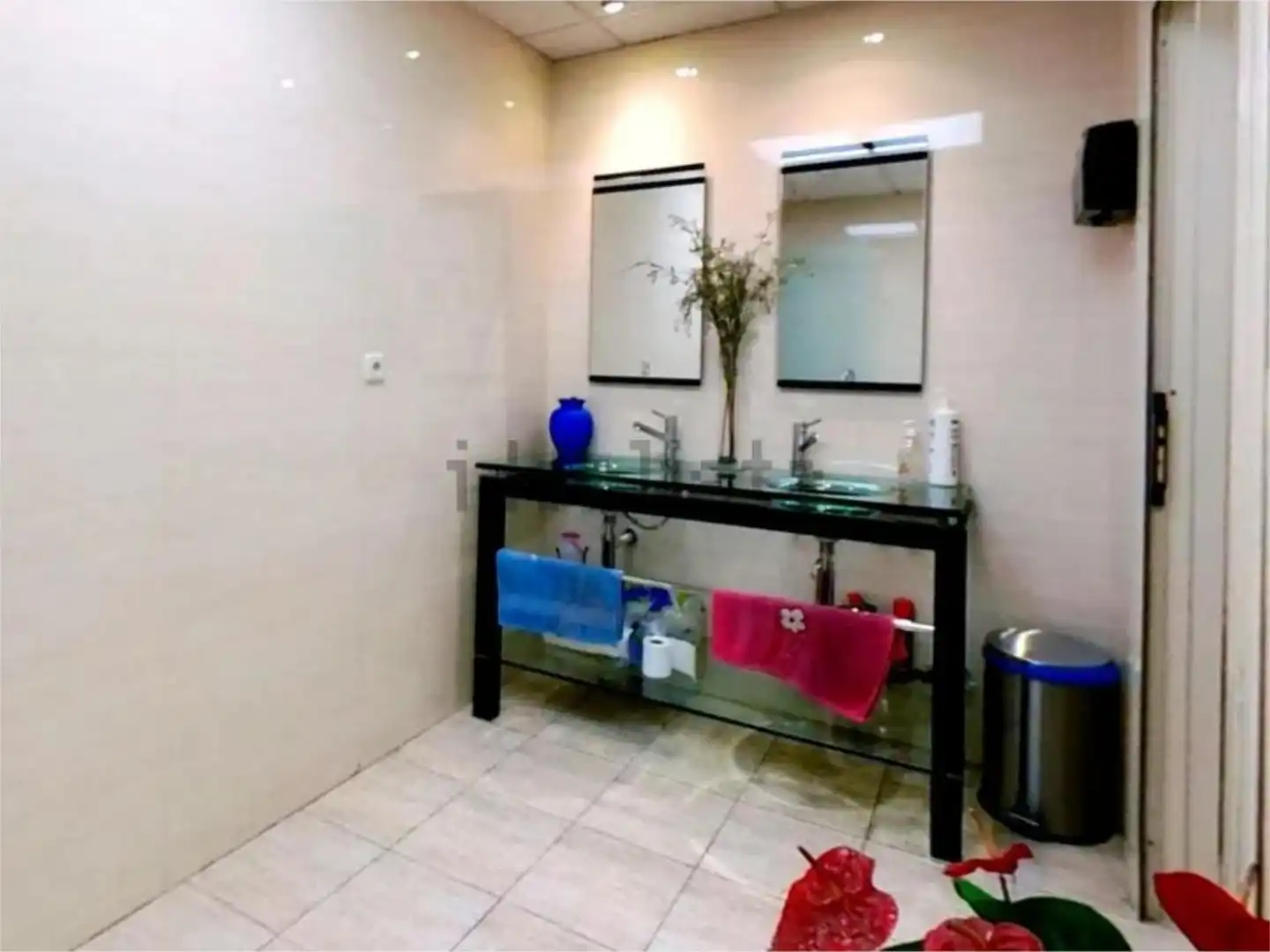 Baño de Local en venta en Granada con Aire acondicionado