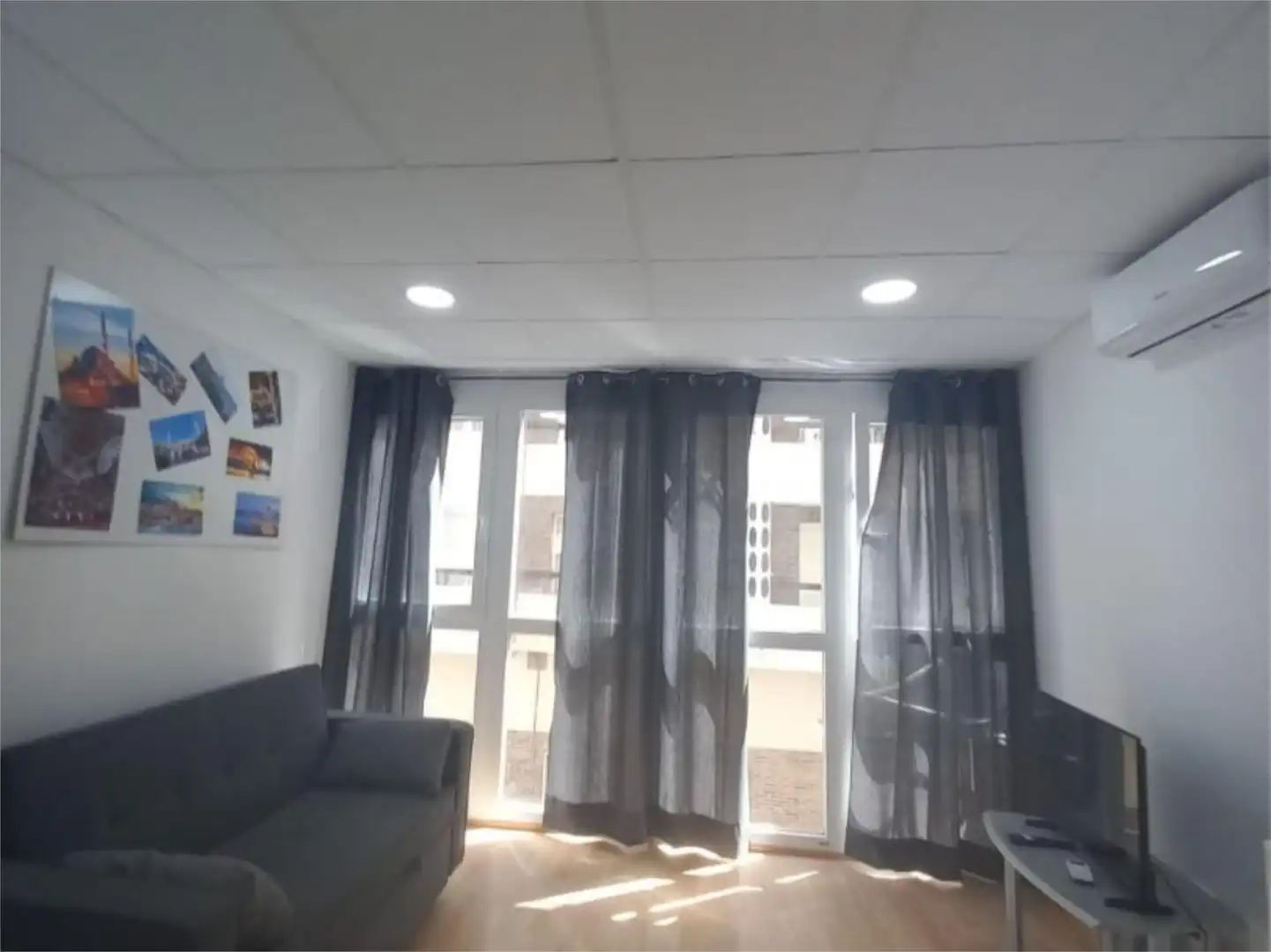 Apartament de lloguer a Calle Bazán, 20, Barrio del Centro Sala d'estar de Apartament de lloguer en Alicante / Alacant amb Aire condicionat i Moblat