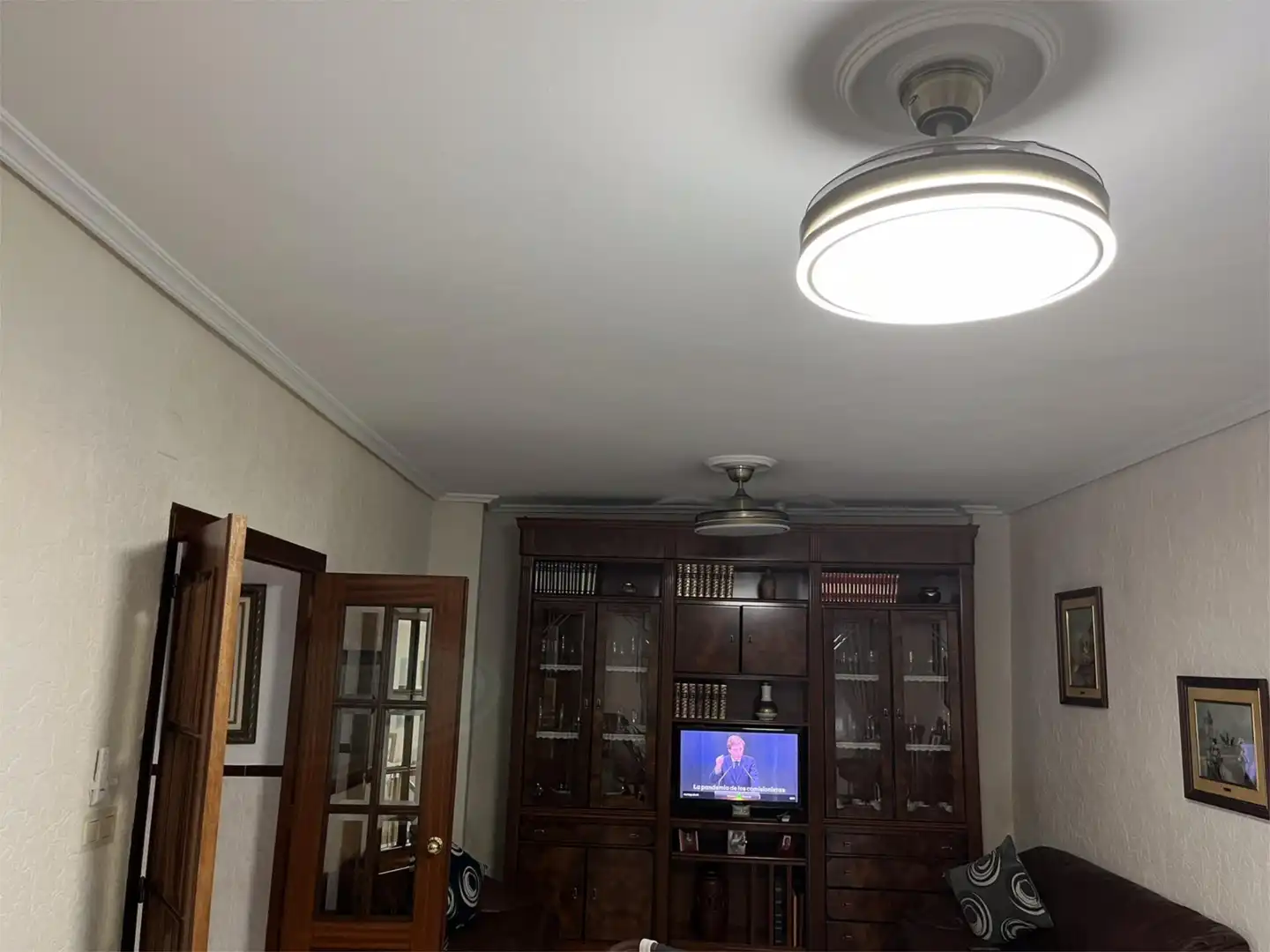 Sala d'estar de Casa adosada en venda en Alcuéscar amb Aire condicionat, Terrassa i Moblat