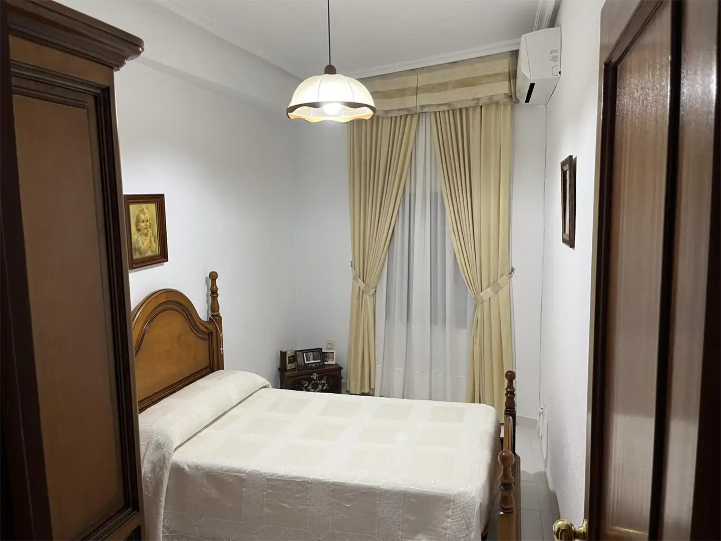 Dormitori de Casa adosada en venda en Alcuéscar amb Aire condicionat, Terrassa i Moblat