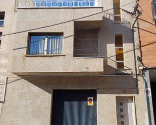 Vista exterior de Casa adosada en venda en Terrassa amb Terrassa i Balcó