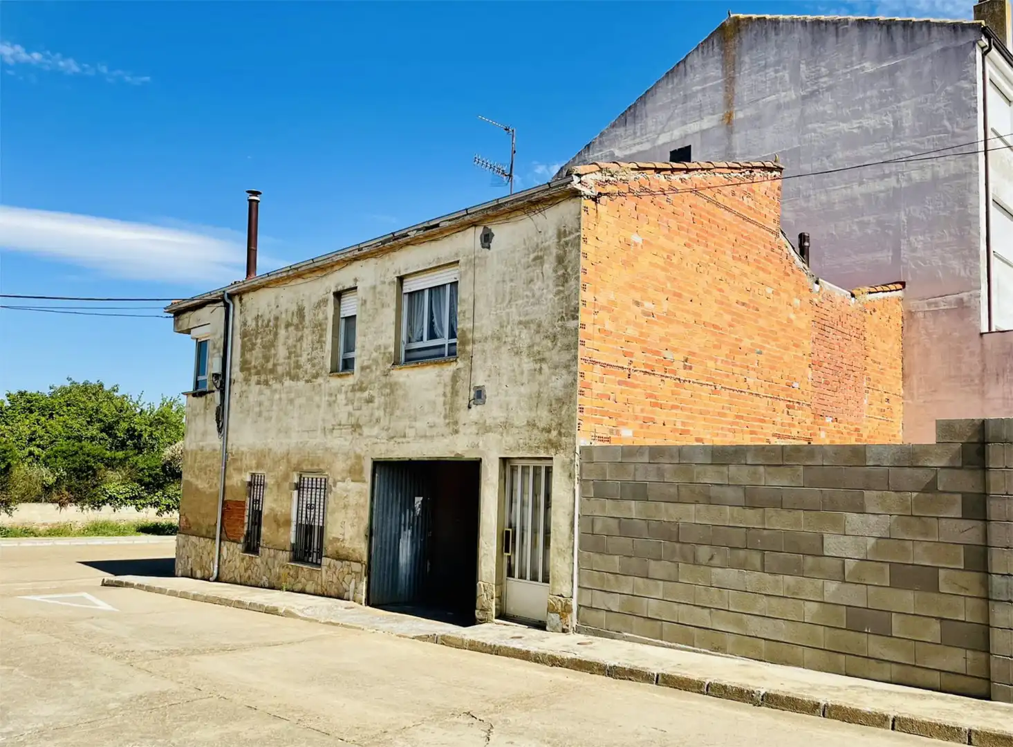 Einfamilien-Reihenhaus zum Verkauf in Calle la Llanera, 35, La Bañeza Außenansicht von Einfamilien-Reihenhaus zum Verkauf in La Bañeza mit Heizung, Terrasse und Abstellraum