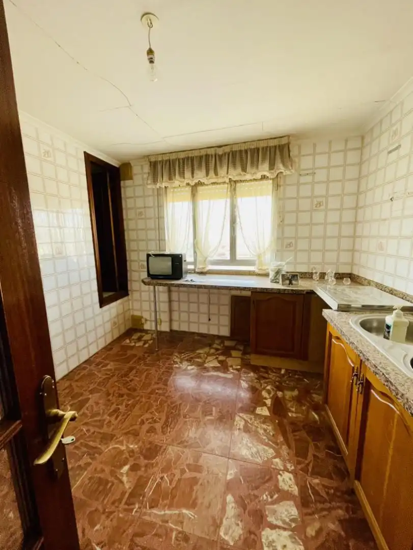 Einfamilien-Reihenhaus zum Verkauf in Calle la Llanera, 35, La Bañeza Küche von Einfamilien-Reihenhaus zum Verkauf in La Bañeza mit Heizung, Terrasse und Abstellraum