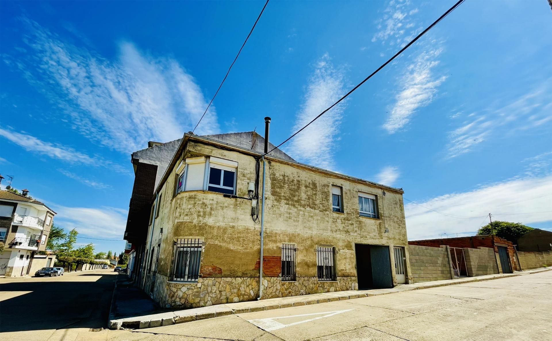 Exterior view of Single-family semi-detached for sale in La Bañeza   with Terrace