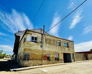 Vista exterior de Casa adosada en venda en La Bañeza  amb Calefacció, Terrassa i Traster