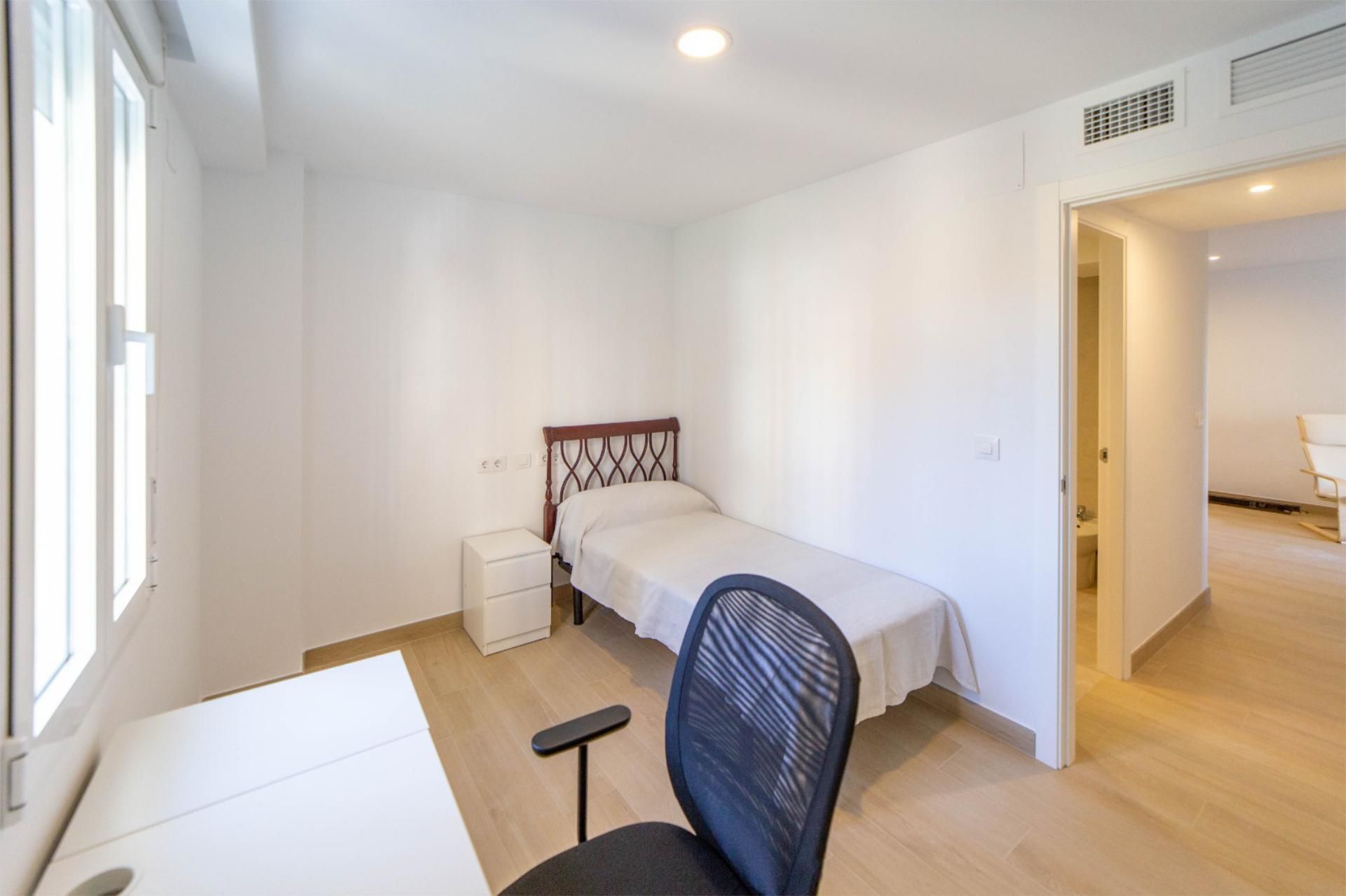 Flat for share in Plaza del Altozano, 14, Triana Casco Antiguo Bedroom of Flat for share in Sevilla Capital with Air Conditioner, Heating and Furnished