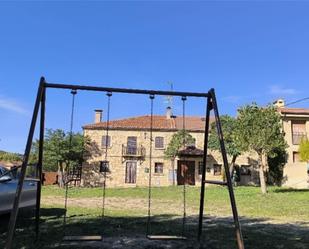 Vista exterior de Casa adosada en venda en Orejana amb Calefacció, Traster i Moblat