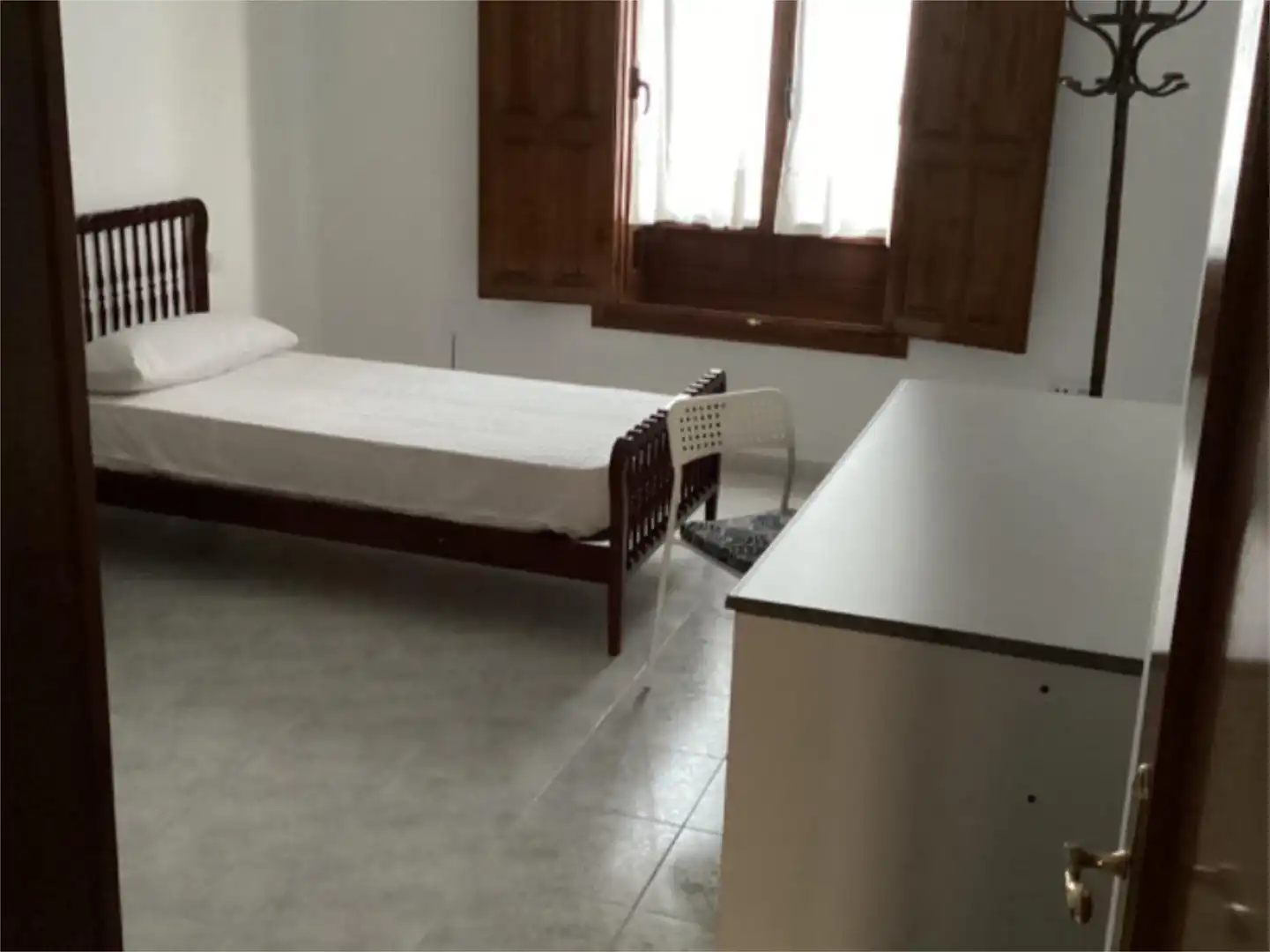 Habitació a Calle Doctor Francisco Grande Covián, 19, Osuna Dormitori de Casa adosada per a compartir en Osuna amb Calefacció, Jardí privat i Terrassa
