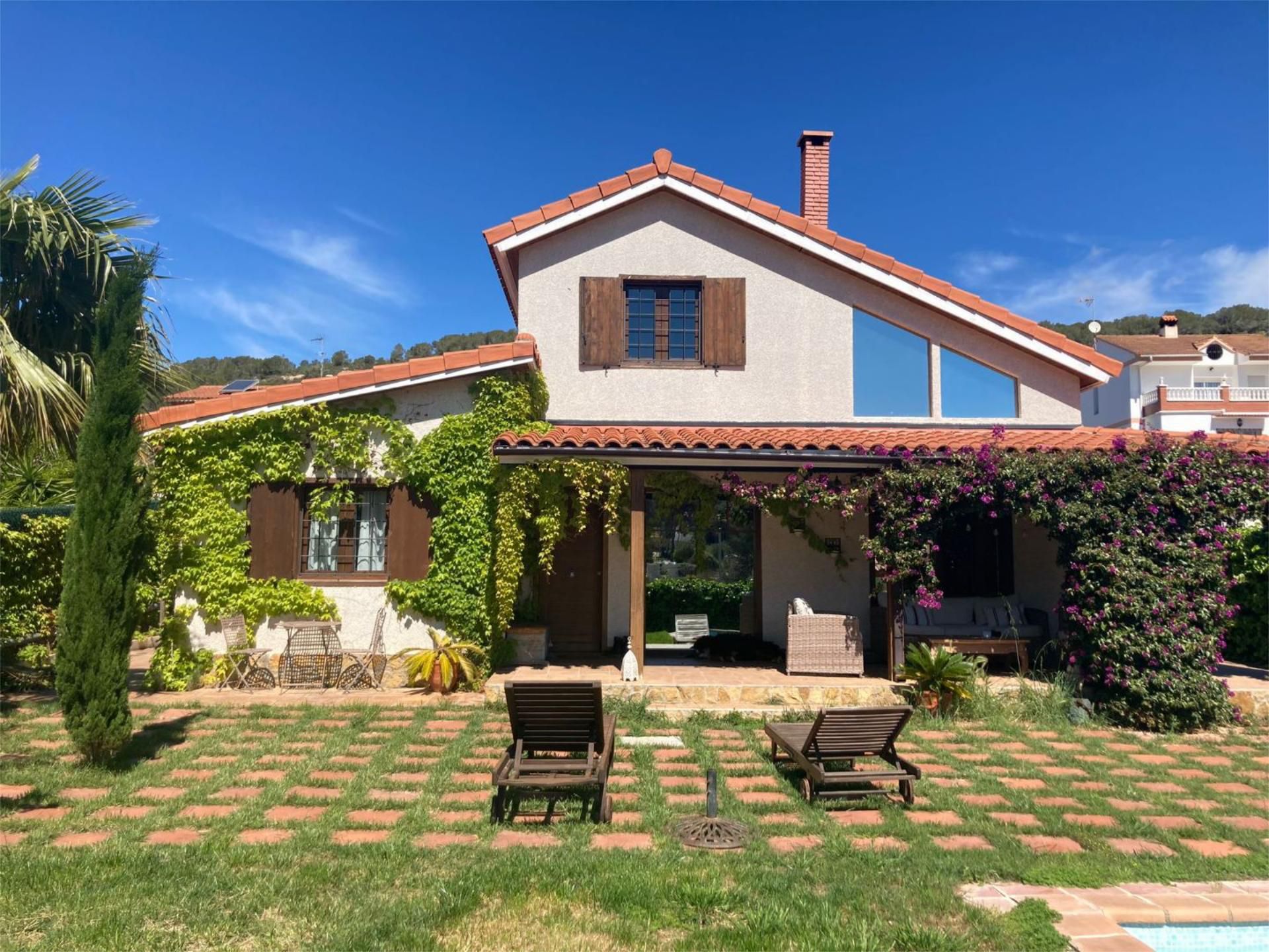 Vista exterior de Casa o xalet en venda en Sant Pere de Ribes amb Aire condicionat, Terrassa i Piscina