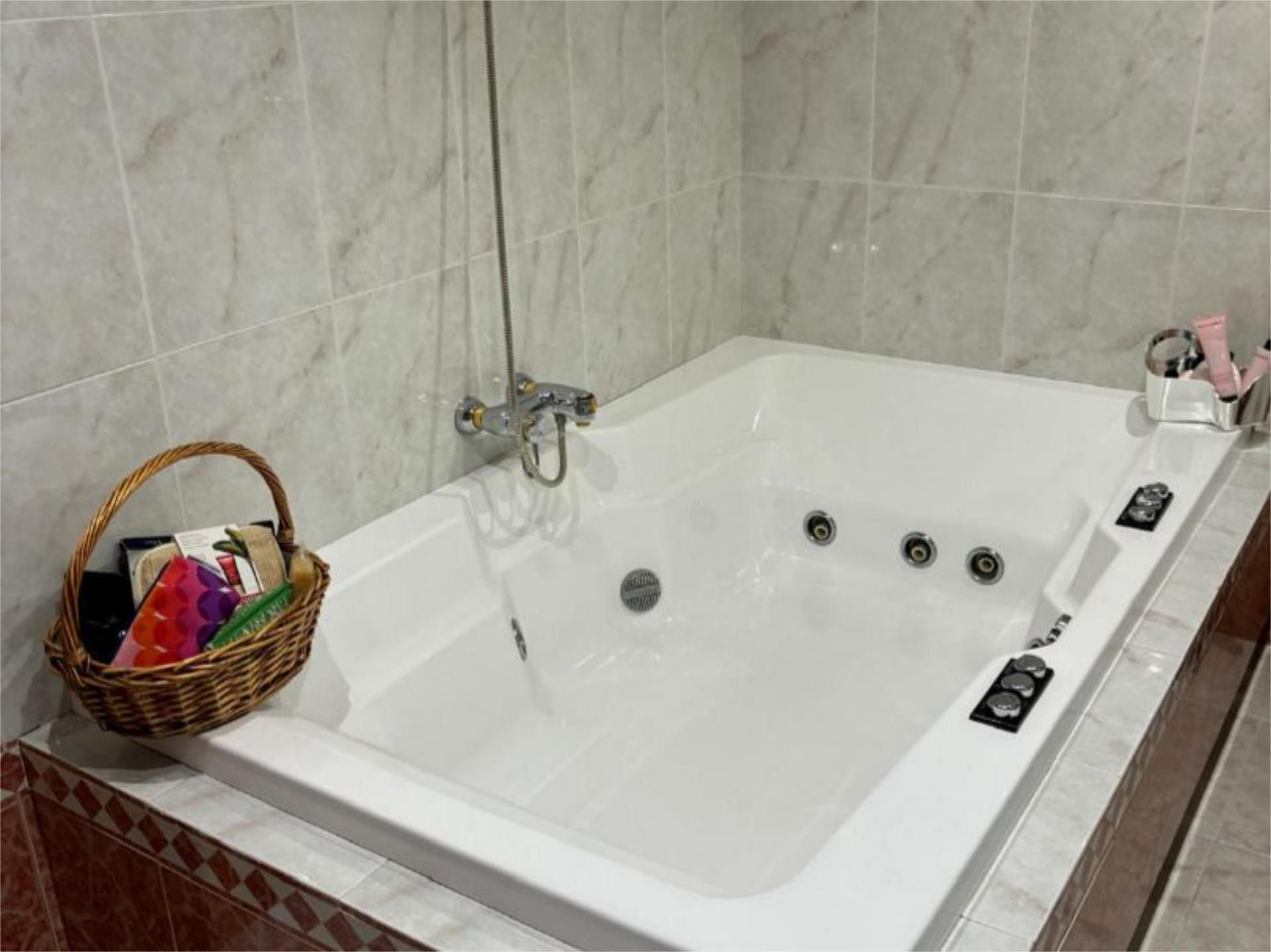 Bathroom of Flat for sale in  Jaén Capital  with Air Conditioner, Terrace and Balcony